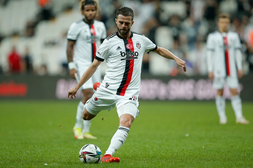 Miralem Pjanić dopiero w Besiktasie zaczął się cieszyć z dłuższych występów. W Turcji zdołał również zanotować już kilka asyst Miralem Pjanić dopiero w Besiktasie zaczął się cieszyć z dłuższych występów. W Turcji zdołał również zanotować już kilka asyst