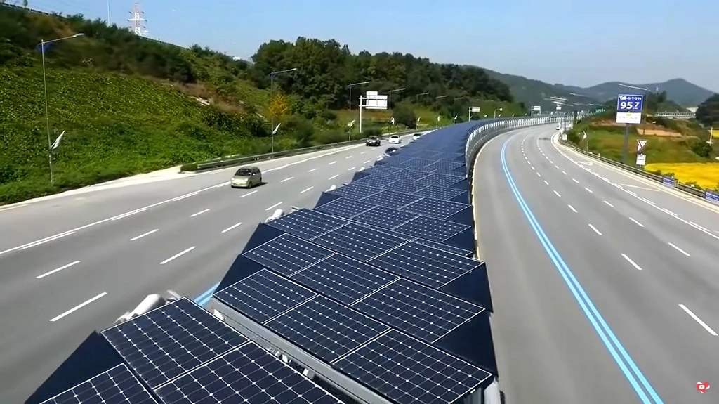 Tak wygląda pierwsza solarna ścieżka rowerowa pośrodku autostrady [WIDEO]