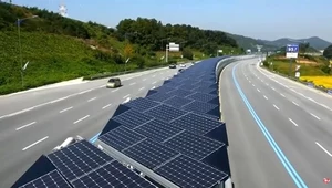 Tak wygląda pierwsza solarna ścieżka rowerowa pośrodku autostrady [WIDEO]