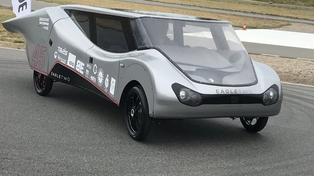 Zespół Łódź Solar Team wicemistrzem Europy w wyścigach solarnych pojazdów