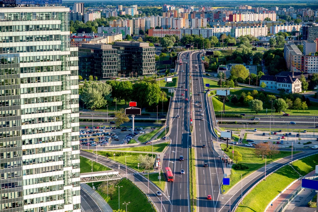 Ruchliwe arterie sąsiadują z ogromnymi blokami Petržalki