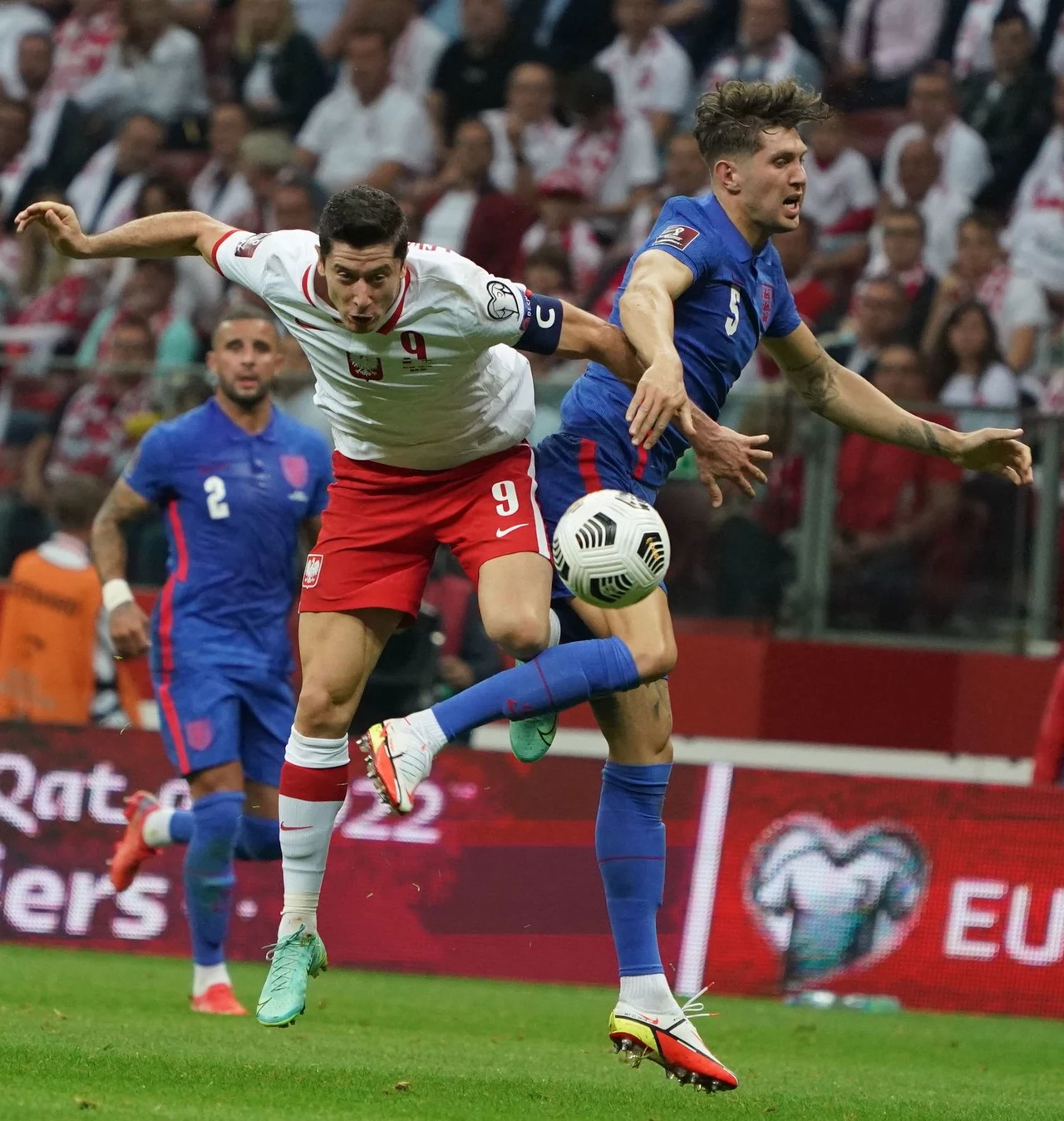 Robert Lewandowski kontra John Stones z reprezentacji Anglii