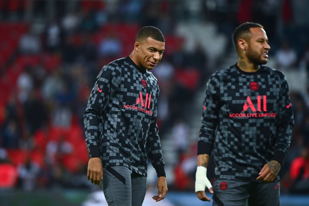 Kylian Mbappe (na drugim planie) zapewnia, że w obozie PSG nie ma mowy o konflikcie. Kylian Mbappe (na drugim planie) zapewnia, że w obozie PSG nie ma mowy o konflikcie.