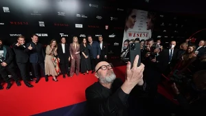 Wojciech Smarzowski robi zdjęcie gwiazdom "Wesela" na uroczystej premierze