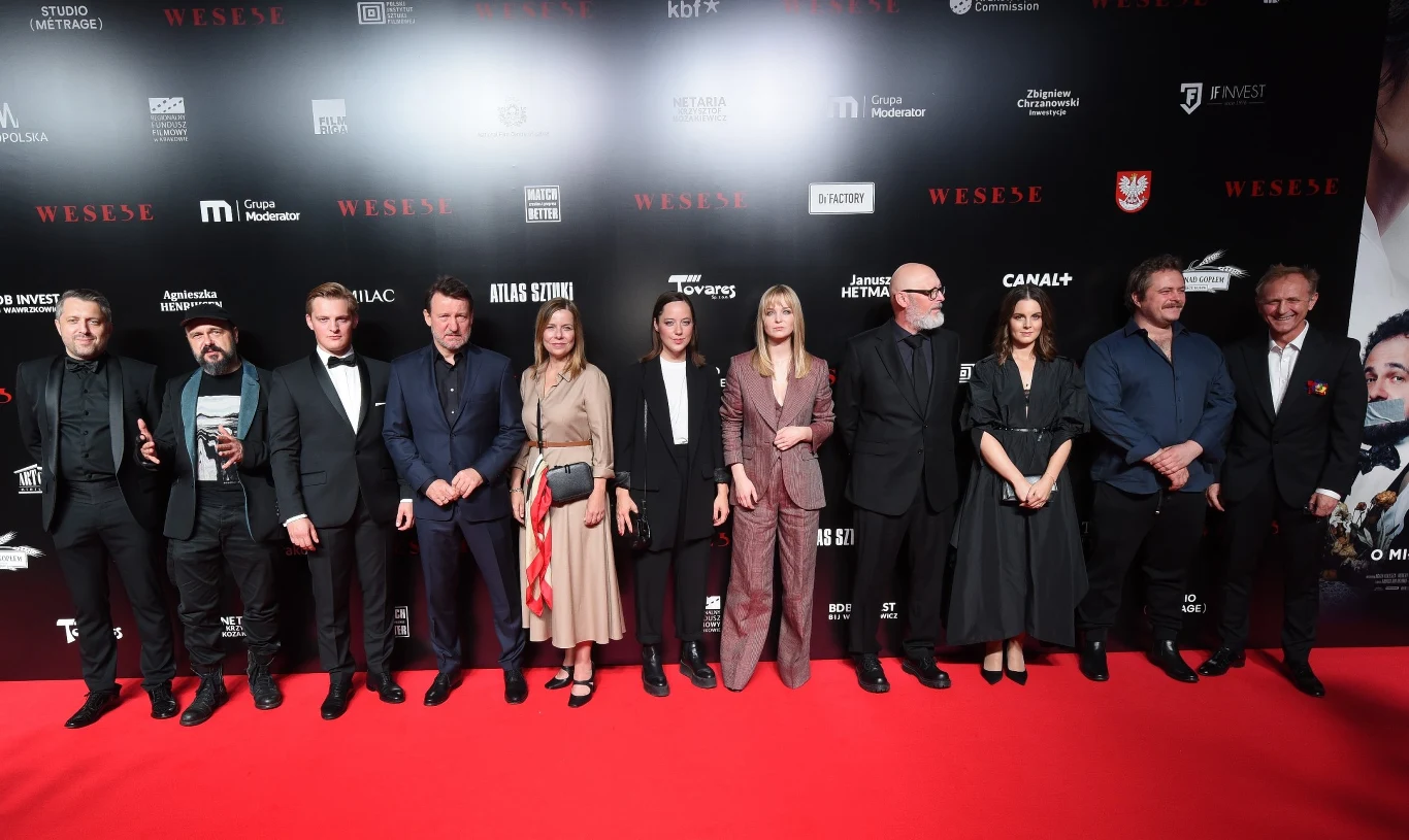 Na czerwonym dywanie, obok reżysera "Wesela", pojawiły się gwiazdy produkcji: Robert Więckiewicz, Agata Kulesza, Arkadiusz Jakubik, Agata Turkot, Andrzej Chyra, Michalina Łabacz, Przemysław Przestrzelski, Maria Sobocińska, Tomasz Schuchardt, Anna Szymańczyk. Na czerwonym dywanie, obok reżysera "Wesela", pojawiły się gwiazdy produkcji: Robert Więckiewicz, Agata Kulesza, Arkadiusz Jakubik, Agata Turkot, Andrzej Chyra, Michalina Łabacz, Przemysław Przestrzelski, Maria Sobocińska, Tomasz Schuchardt, Anna Szymańczyk.