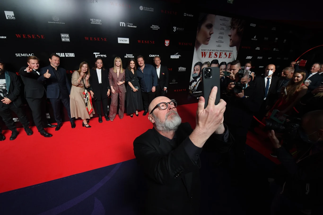 Wojciech Smarzowski robi zdjęcie gwiazdom "Wesela" na uroczystej premierze. Wojciech Smarzowski robi zdjęcie gwiazdom "Wesela" na uroczystej premierze.