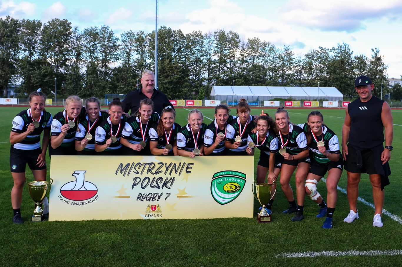 Biało-Zielone Ladies Gdańsk z tytułem mistrzowskim - Karolina Jaszczyszyn pierwsza z lewej, Janusz Urbanowicz pierwszy z prawej Biało-Zielone Ladies Gdańsk z tytułem mistrzowskim - Karolina Jaszczyszyn pierwsza z lewej, Janusz Urbanowicz pierwszy z prawej