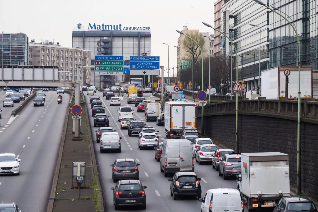 Motoryzacja zatacza koło. Zaczynała od człowieka z flagą, który szedł przed każdym samochodem i zmierza w tym samym kierunku