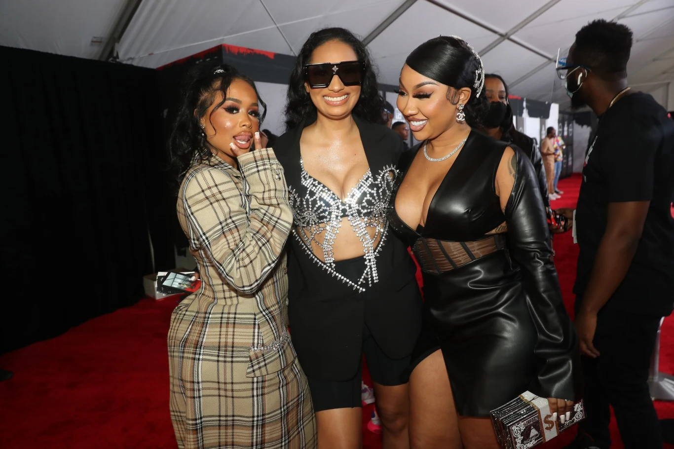 Na zdjęciu raperki - Ari Fletcher (L) oraz DreamDoll (P).