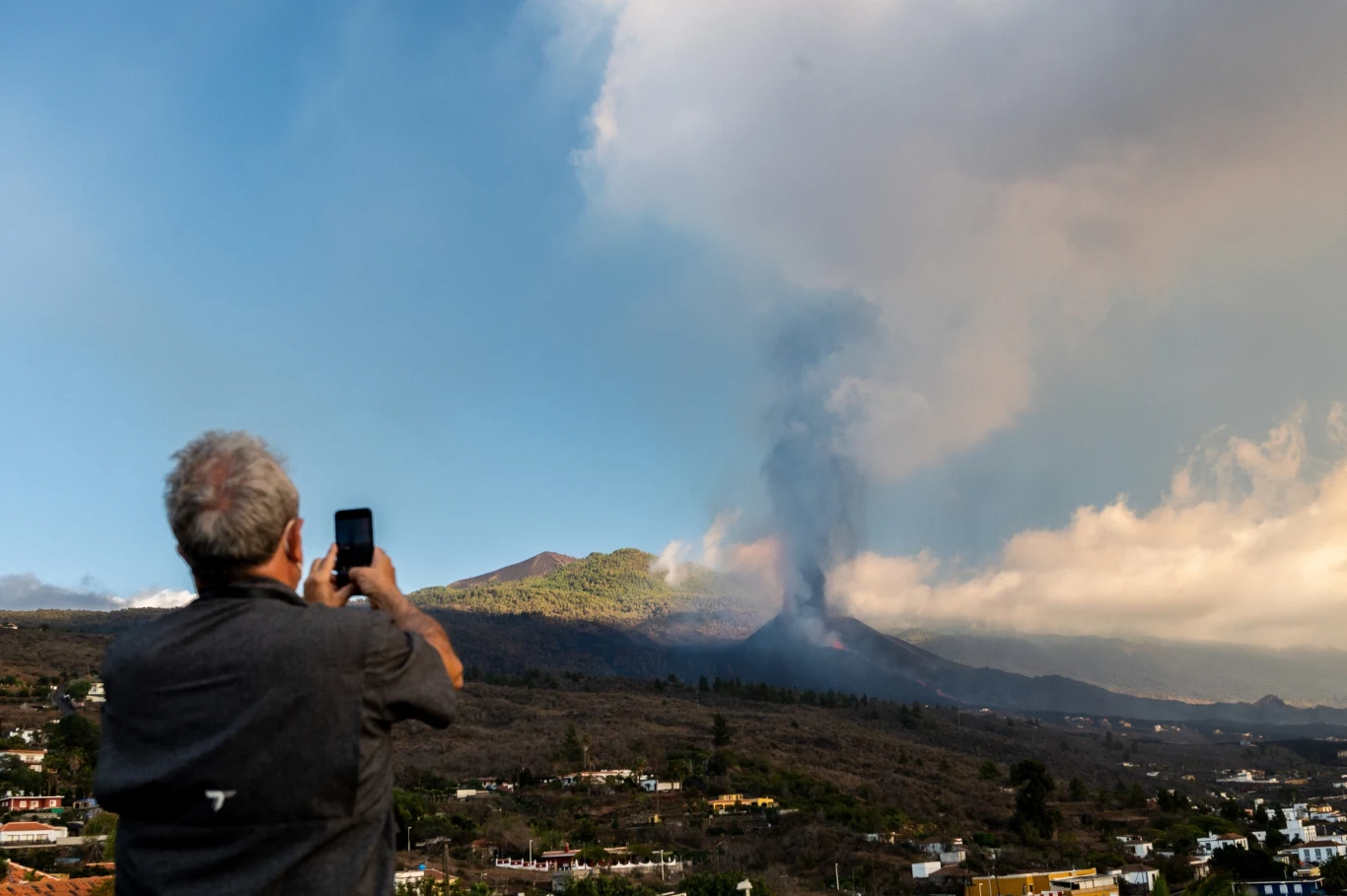 Wielu przylatujących tutaj osób chce sfotografować lub nagrać erupcję na żywo. Wielu przylatujących tutaj osób chce sfotografować lub nagrać erupcję na żywo.