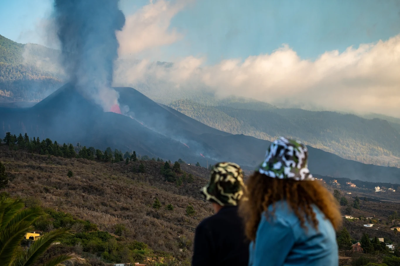 La Palma, która do niedawna uchodziła za mało odwiedzaną przez turystów wyspę, stała się obecnie popularną destynacją dla setek gapiów. La Palma, która do niedawna uchodziła za mało odwiedzaną przez turystów wyspę, stała się obecnie popularną destynacją dla setek gapiów.