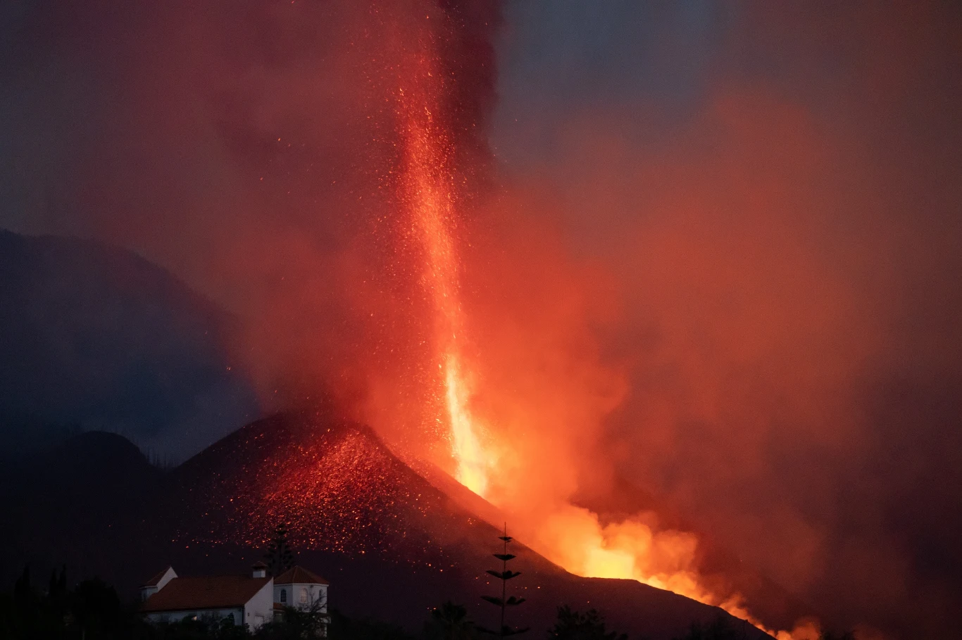 W tegorocznej erupcji wulkan Cumbre Vieja wyrzucił już z siebie trzy razy więcej lawy i materiałów piroklastycznych niż w przypadku pozostałych erupcji z XX wieku, które miały miejsce w latach 1949 i 1971. W tegorocznej erupcji wulkan Cumbre Vieja wyrzucił już z siebie trzy razy więcej lawy i materiałów piroklastycznych niż w przypadku pozostałych erupcji z XX wieku, które miały miejsce w latach 1949 i 1971.