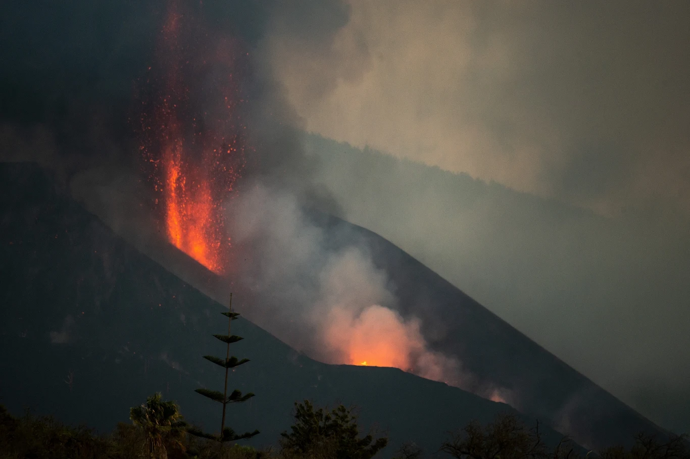 Badacze z Hiszpańskiego Instytutu Oceanograficznego podpłynęli statkiem „Ramón Margalef” w okolice miejsca, gdzie lawa wdarła się do Oceanu Atlantyckiego, aby dowiedzieć się, czy pod powierzchnią morza są jeszcze jakieś inne źródła emisji wulkanicznych. Badacze z Hiszpańskiego Instytutu Oceanograficznego podpłynęli statkiem „Ramón Margalef” w okolice miejsca, gdzie lawa wdarła się do Oceanu Atlantyckiego, aby dowiedzieć się, czy pod powierzchnią morza są jeszcze jakieś inne źródła emisji wulkanicznych.