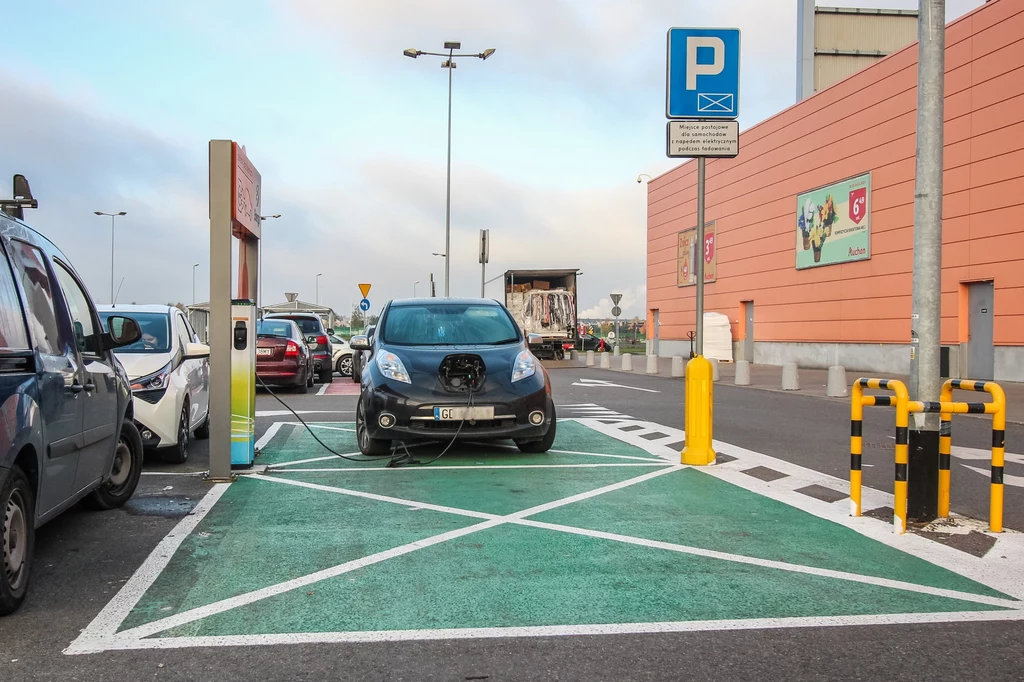 Zielona farba nie zmienia faktów. W Polsce auto nie może być "czyste", skoro jeździ na "brudnym" prądzie