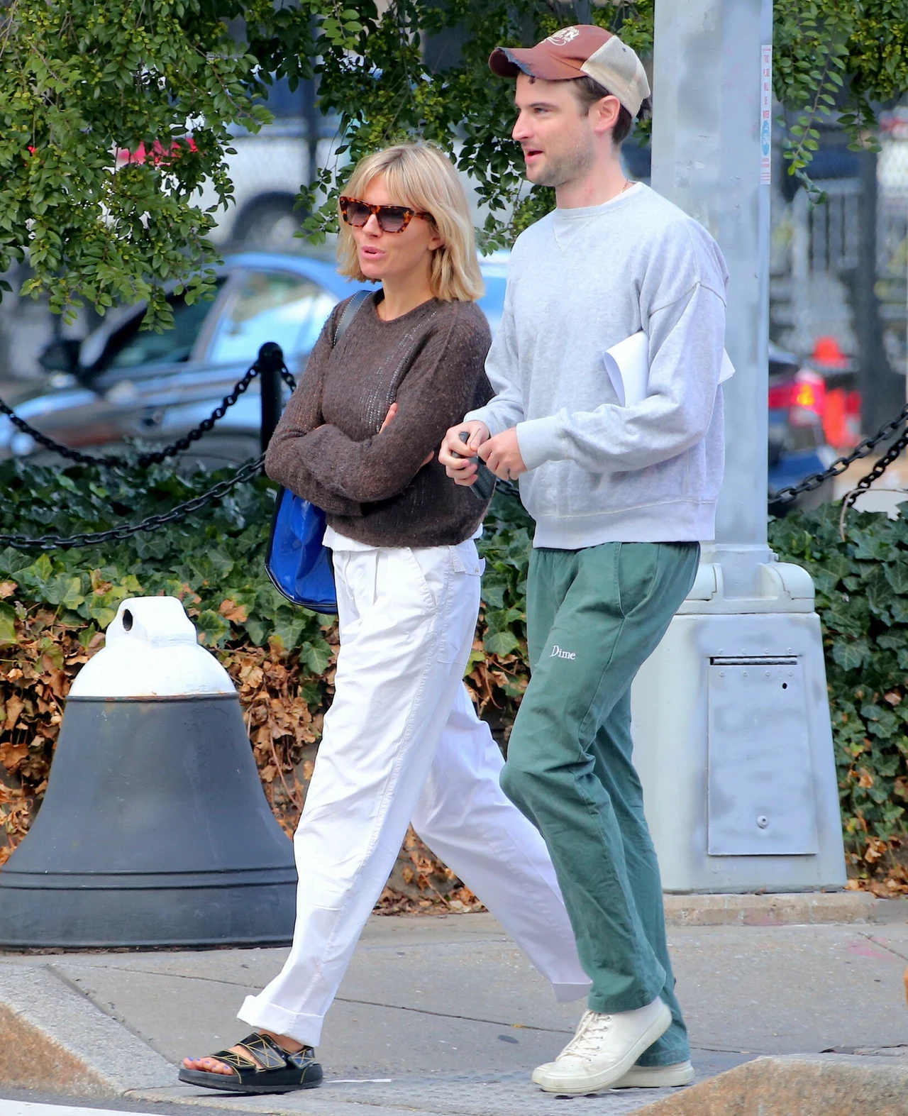 Sienna Miller lubi oryginalne torebki i buty - tym razem zdecydowała się na czarne klapki i dużą niebieską torbę. Sienna Miller lubi oryginalne torebki i buty - tym razem zdecydowała się na czarne klapki i dużą niebieską torbę.
