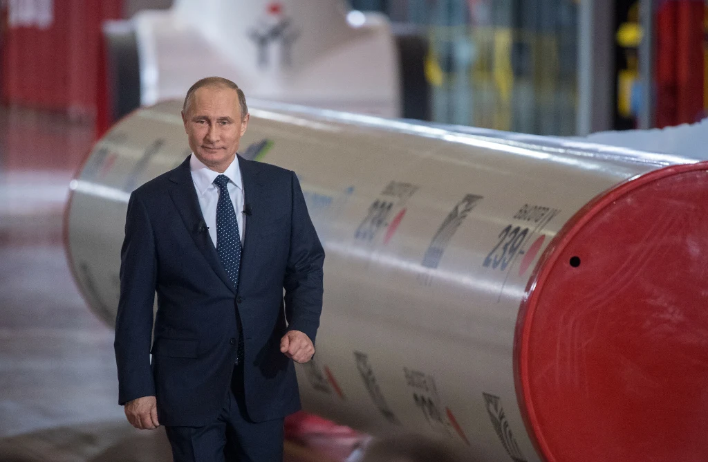 Wladimir Putin w rosyjskim zakładzie produkującym elementy linii przesyłowych gazu