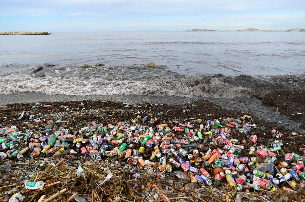 Silny wiatr, burze i lokalne podtopienia sprawiają, że do morza dostają się tysiące śmieci