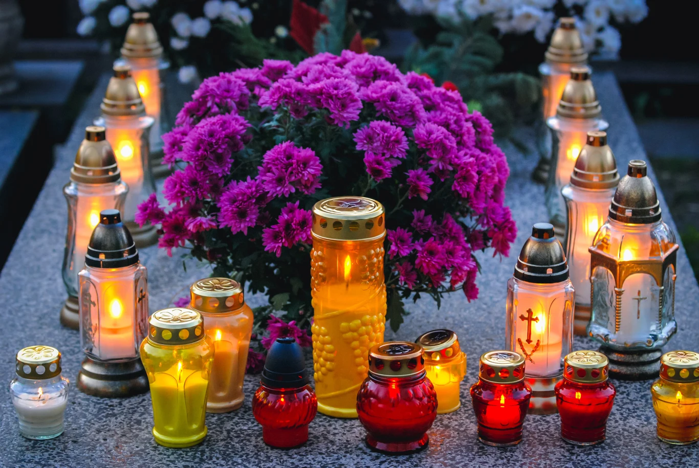 Zapalenie zniczy nieopodal chryzantem to sposób na zapewnienie im odrobiny ciepła