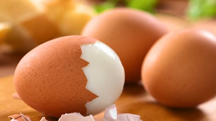 Banalny sposób na ugotowanie jajek na twardo. Jak zrobić to z pomocą airfryera?