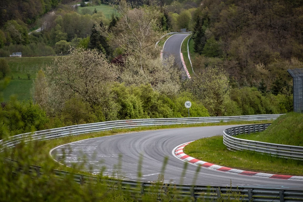 Nurburgring zwany jest "dzielonym piekłem"...