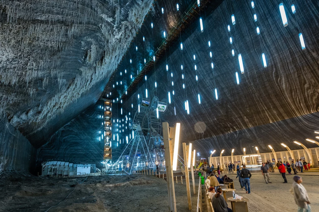 Oświetlenie kopalni wzmaga efekt wrażenia monumentalności