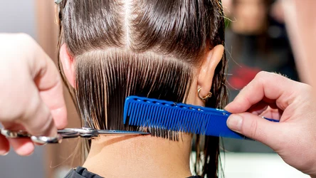 Krótkie fryzury mogą dodać młodzieńczego uroku i podkreślić oczy oraz twarz. 