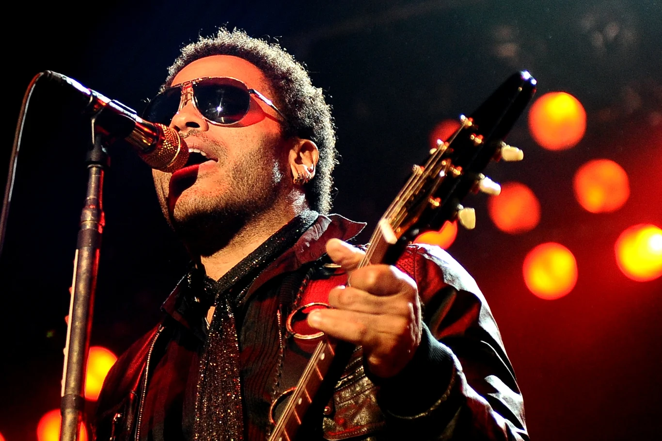Lenny Kravitz wydał autobiografię "Let Love Rule" Lenny Kravitz wydał autobiografię "Let Love Rule"