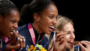 Sandrine Gruda (w środku)