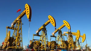 Ropa w USA zmierza do 80 USD za baryłkę