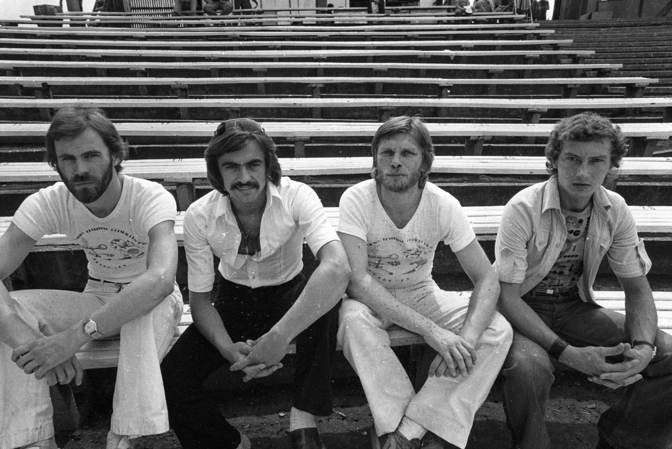 Nim rozpoczął solową karierę, Rynkowski występował w zespole VOX. Grupę założył w 1978 roku Witold Paszt. Rynkowski z czasem opuścił zespół, bo jak sam mówił każdy z członków miał inną wizję zespołu i nie zamierzał szukać kompromisów. Chodzą jednak plotki, że problemem były awantury, które Rynkowski wszczynał po alkoholu.