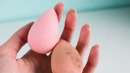 Regularne czyszczenie gąbeczek do makijażu jest niezwykle istotne. Można to zrobić na kilka sposobów