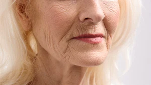 Zamiast robić mizerię, nałóż na twarz. Wygładzisz zmarszczki w okolicy ust