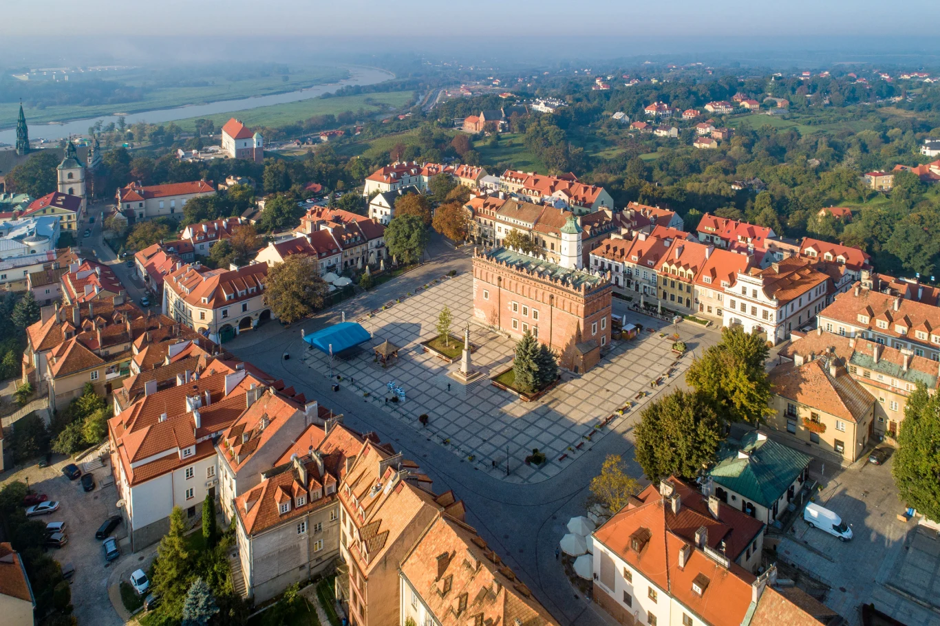 Mały Rzym, czyli Sandomierz kryje w swych podziemiach wiele tajemnic. Dla turystów dostępna jest trasa turystyczni wiodąca korytarzami pod płytą rynku