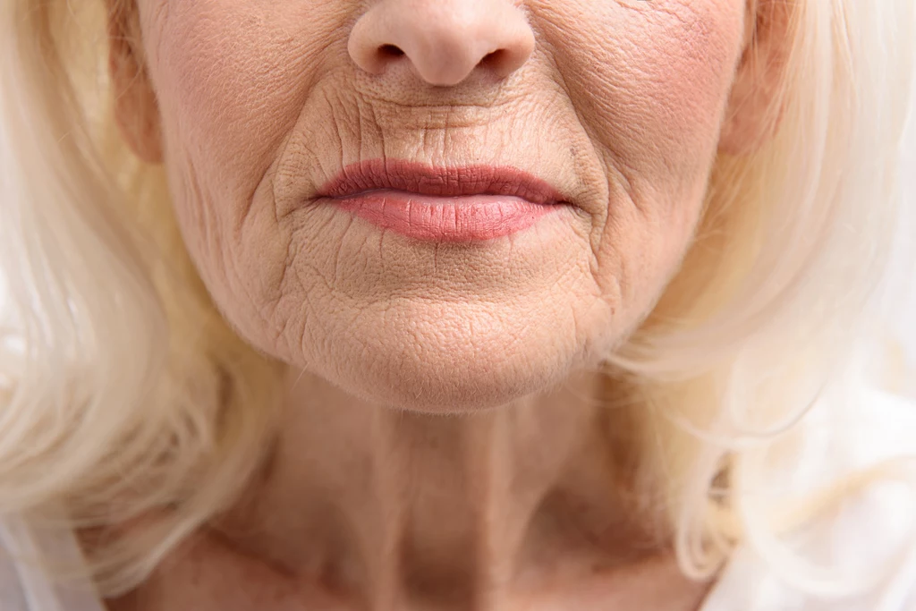 Wraz z wiekiem można zauważyć coraz mniejszą elastyczność skóry, utratę jędrności oraz większą liczbę zmarszczek