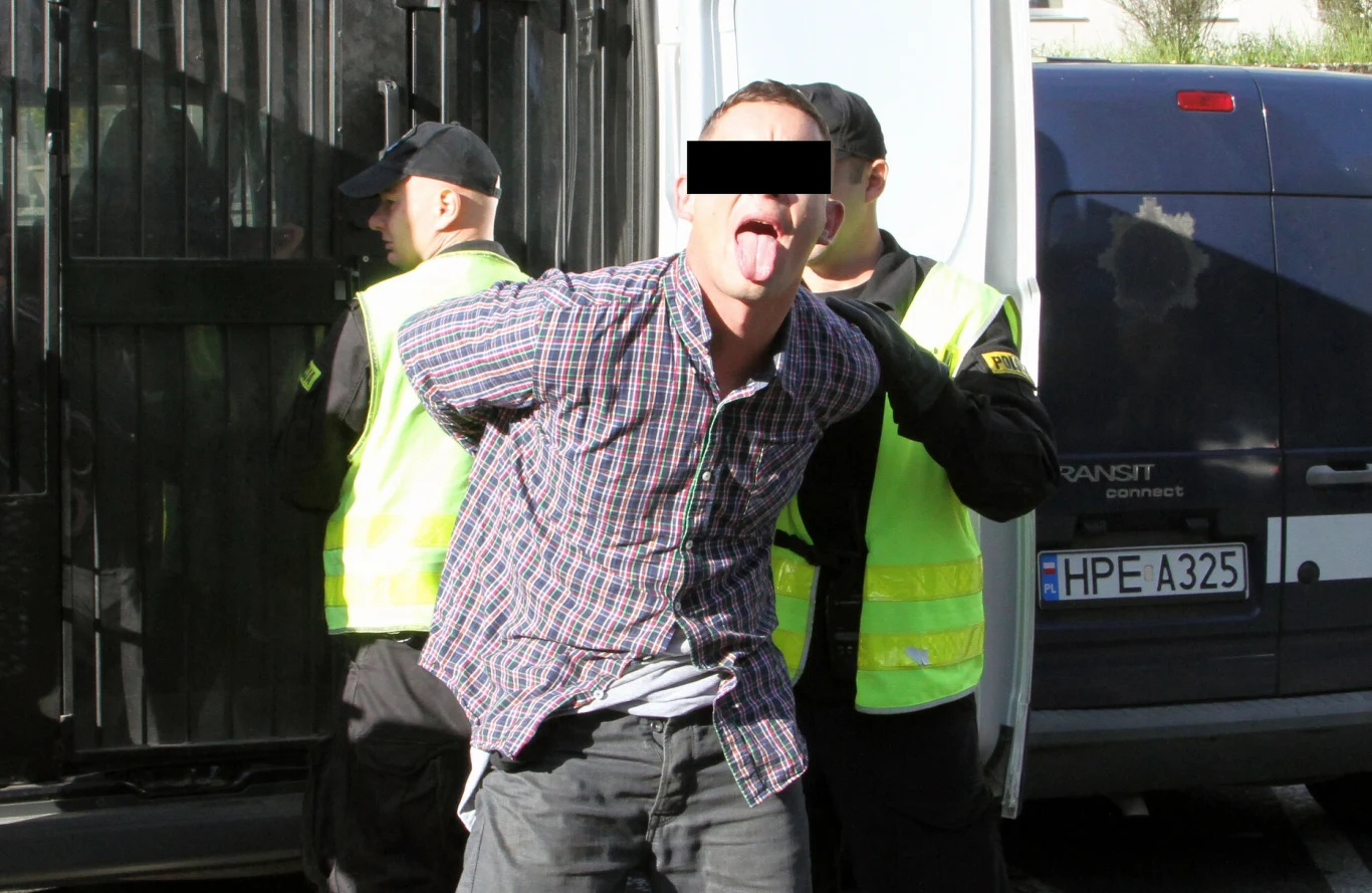 Zatrzymanego kierowcę należy jak najszybciej przekazać wezwanym policjantom Zatrzymanego kierowcę należy jak najszybciej przekazać wezwanym policjantom