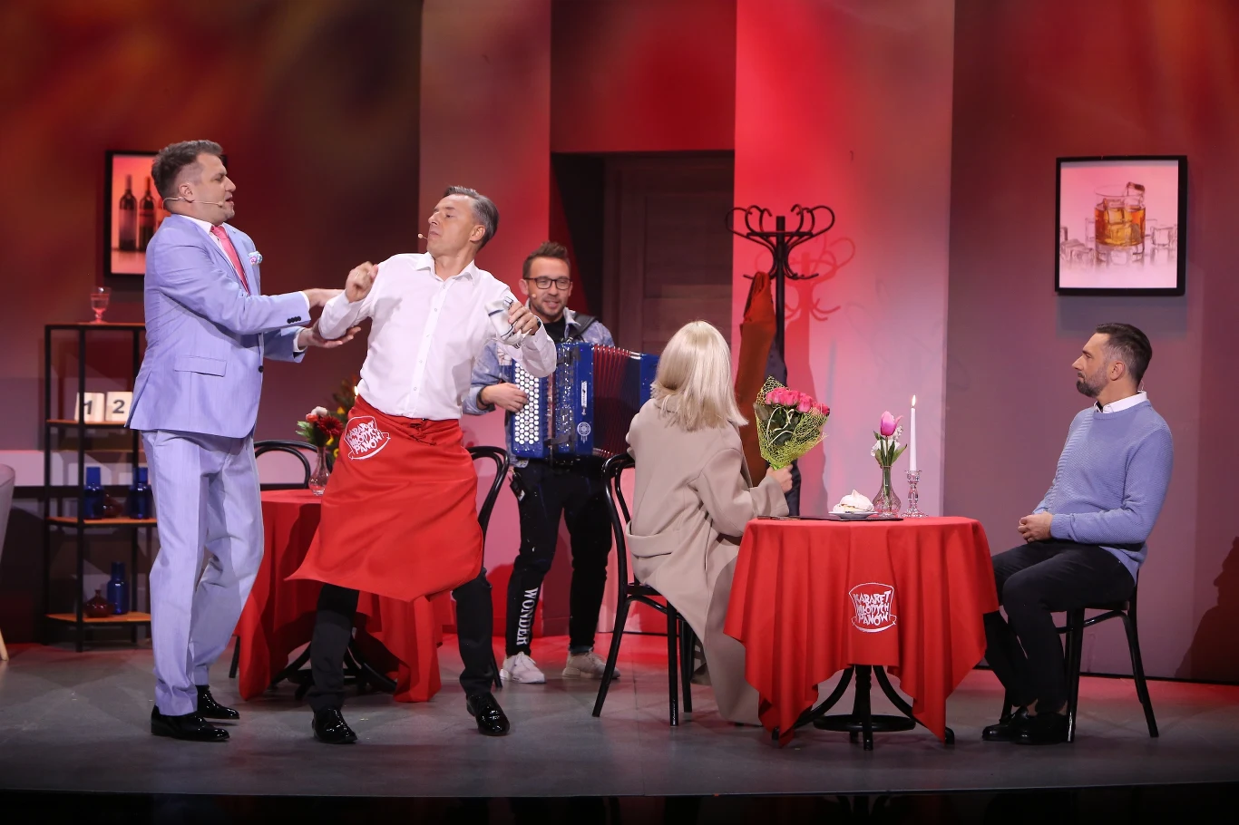 Kabaret Młodych Panów w skeczu "Restauracja - Zaręczyny"