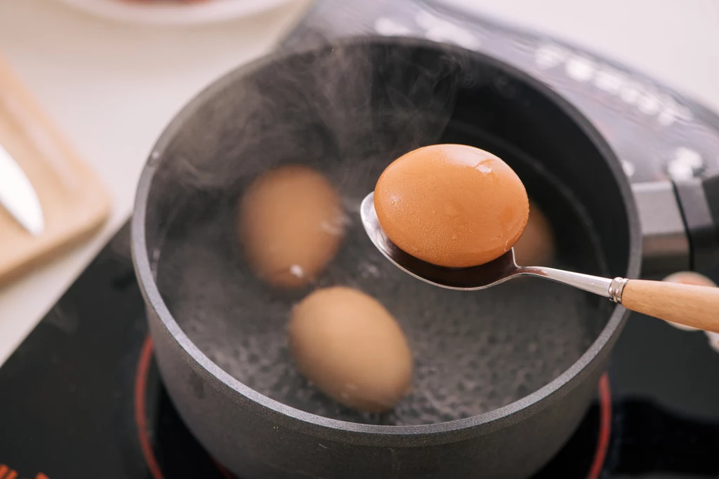 Częstym problemem podczas gotowania jajek jest pękająca skorupka. Jest na to prosty sposób