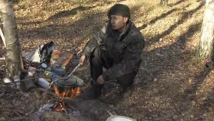 Pan Mariusz zamieszkał w ziemiance, by odpocząć od pandemii