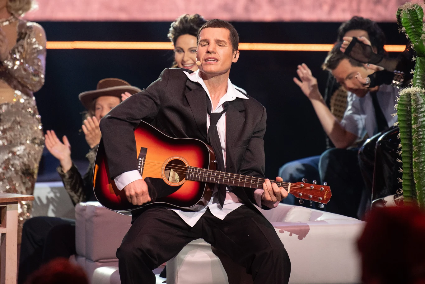 Tomasz Ciachorowski jako Eros Tamazzotti Tomasz Ciachorowski jako Eros Tamazzotti