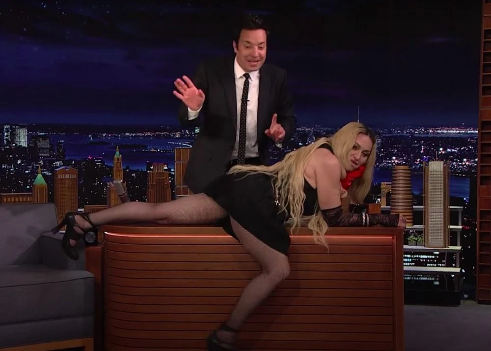 Madonna na stole w programie Jimmy'ego Fallona / Youtube Madonna na stole w programie Jimmy'ego Fallona / Youtube