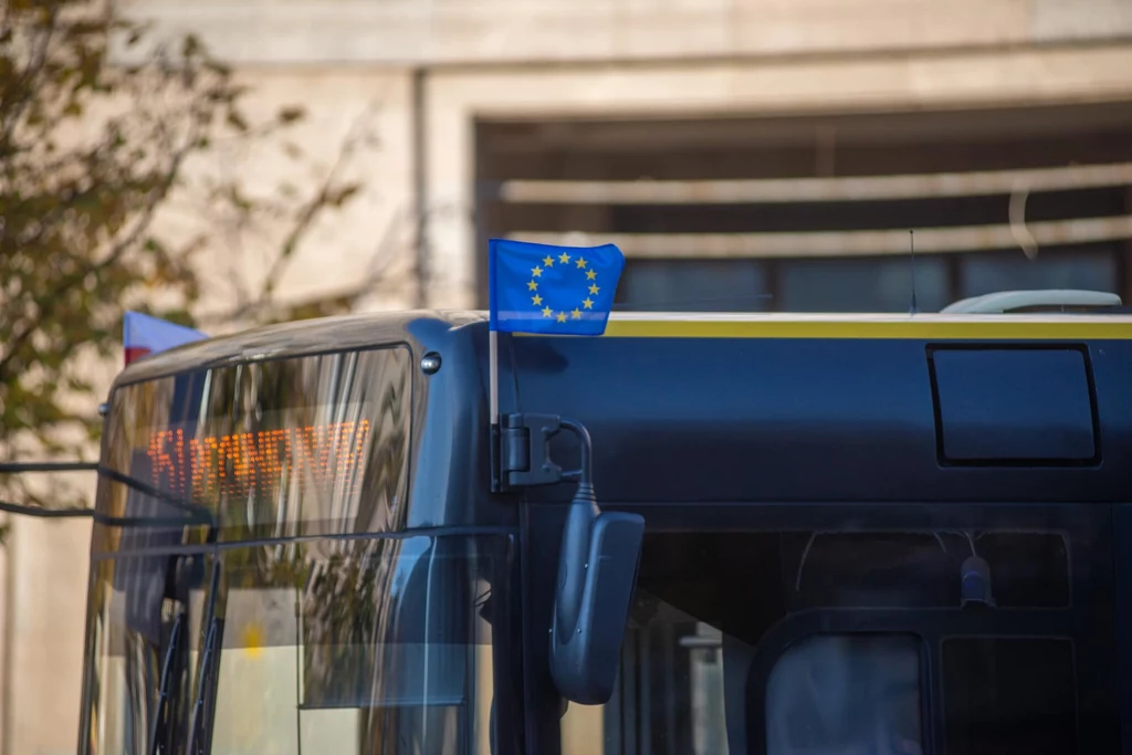 Warszawski autobus linii "151" ozdobiony flagą UE. Ten pojazd, podobnie jak inne, w sobotę i niedzielę będzie kursował po stołecznych ulicach ozdobiony flagami Polski i UE Warszawski autobus linii "151" ozdobiony flagą UE. Ten pojazd, podobnie jak inne, w sobotę i niedzielę będzie kursował po stołecznych ulicach ozdobiony flagami Polski i UE