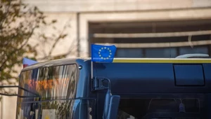 Warszawski autobus linii "151" ozdobiony flagą UE. Ten pojazd, podobnie jak inne, w sobotę i niedzielę będzie kursował po stołecznych ulicach ozdobiony flagami Polski i UE