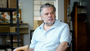 Krzysztof Globisz na planie serialu "Leśniczówka" 