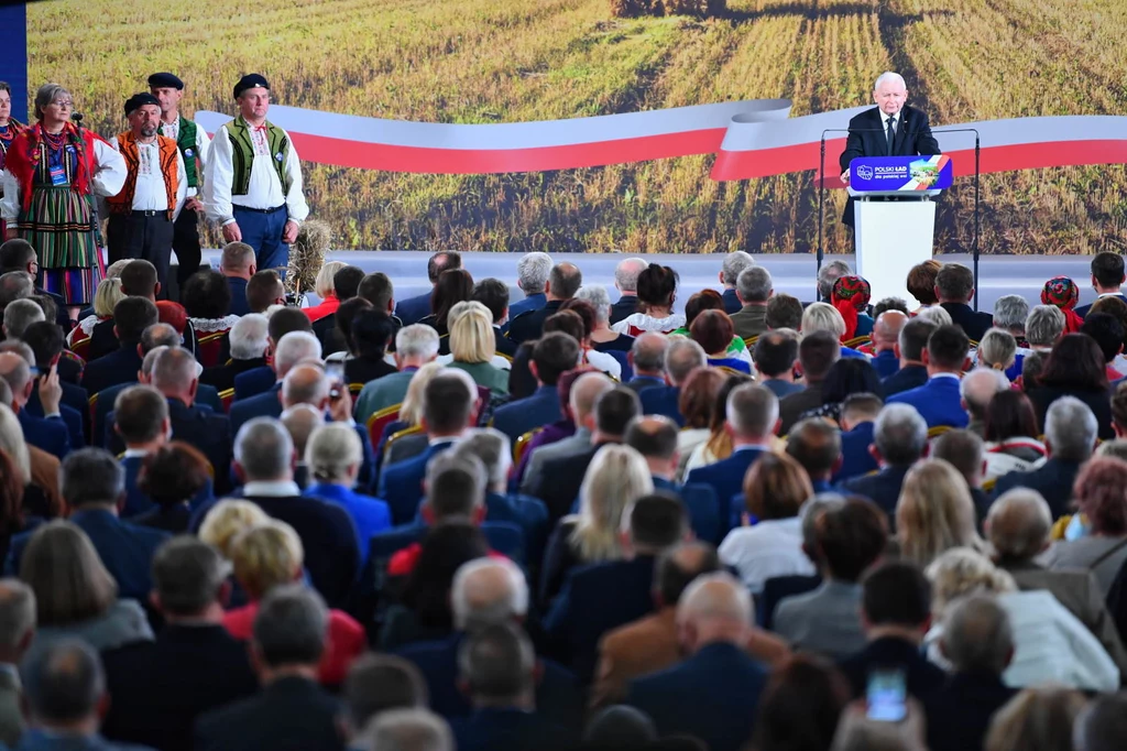 Przysucha (woj. mazowieckie), 09.10.2021. Prezes PiS Jarosław Kaczyński (P-góra) podczas wyjazdowego posiedzenia klubu parlamentarnego Prawa i Sprawiedliwości, 9 bm. w Przysusze. (jm)