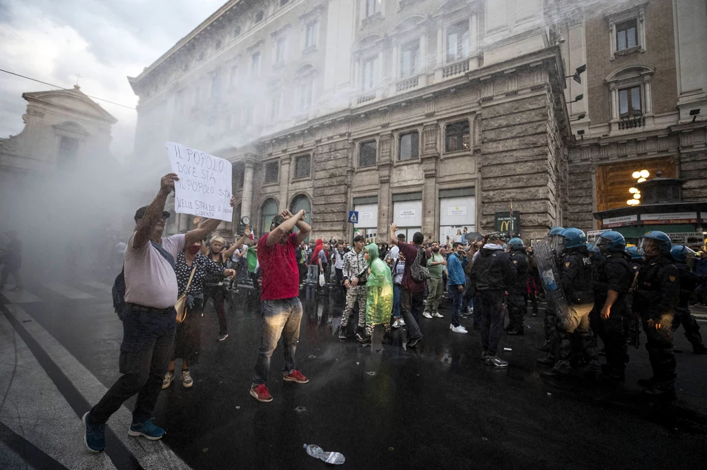 W Rzymie doszło w sobotę do gwałtownych starć manifestujących przeciwników przepustki sanitarnej z policją. Funkcjonariusze użyli armatek wodnych