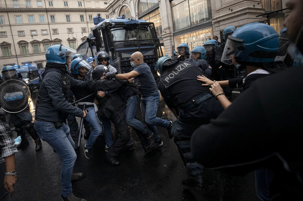 W Rzymie doszło w sobotę do gwałtownych starć manifestujących przeciwników przepustki sanitarnej z policją. Funkcjonariusze użyli armatek wodnych