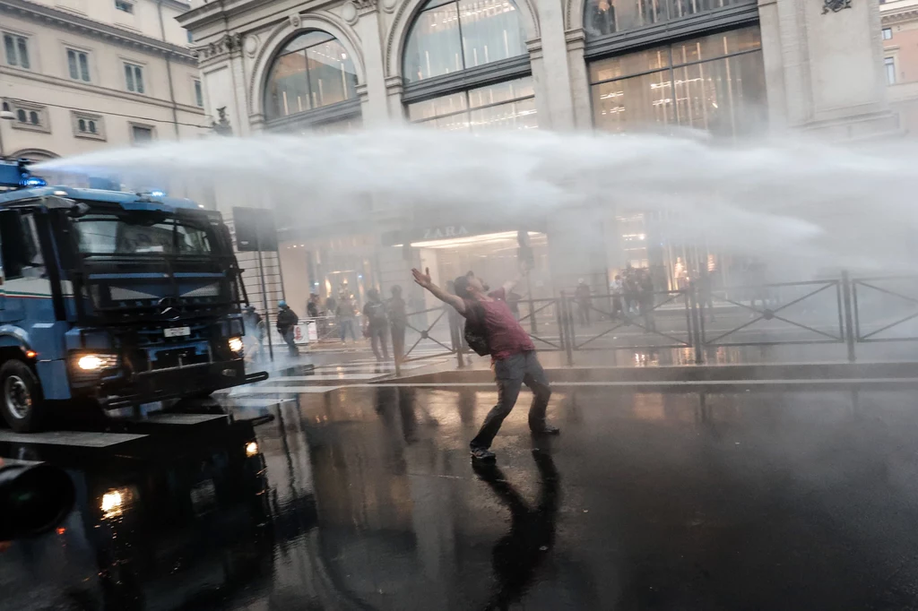 W Rzymie doszło w sobotę do gwałtownych starć manifestujących przeciwników przepustki sanitarnej z policją. Funkcjonariusze użyli armatek wodnych