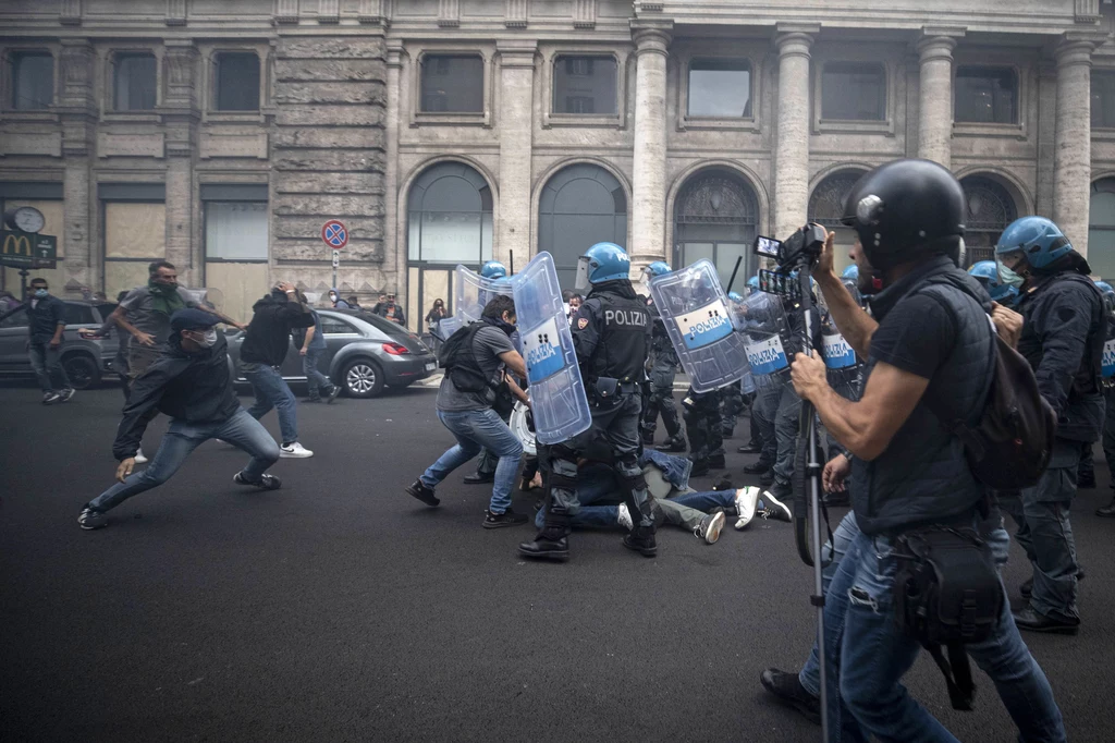 W Rzymie doszło w sobotę do gwałtownych starć manifestujących przeciwników przepustki sanitarnej z policją. Funkcjonariusze użyli armatek wodnych