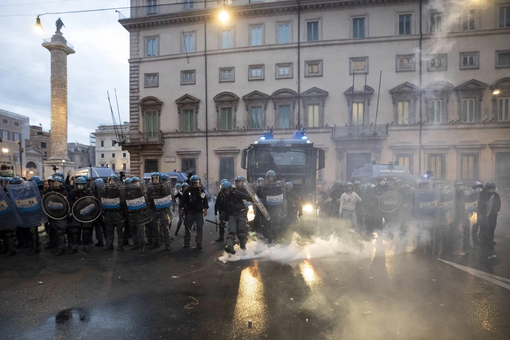 W Rzymie doszło w sobotę do gwałtownych starć manifestujących przeciwników przepustki sanitarnej z policją. Funkcjonariusze użyli armatek wodnych