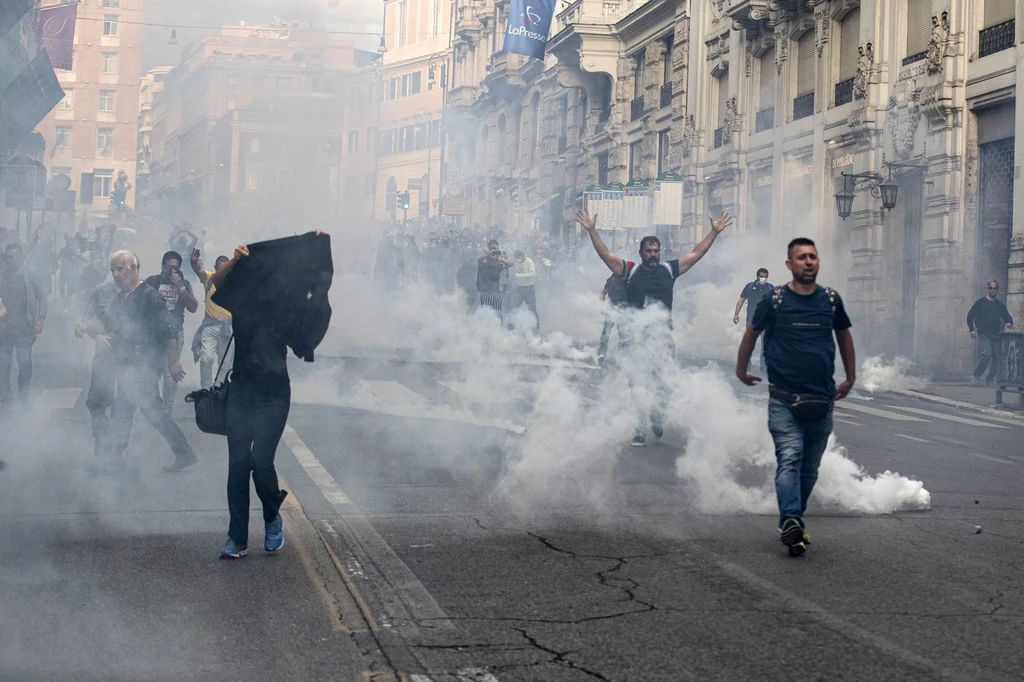 W Rzymie doszło w sobotę do gwałtownych starć manifestujących przeciwników przepustki sanitarnej z policją. Funkcjonariusze użyli armatek wodnych